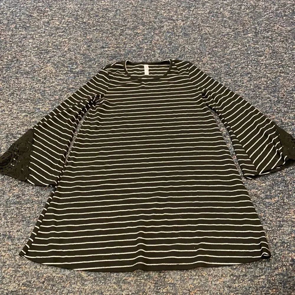 Xhilaration Stripped Bell Bottom Sleeve Top sz. M